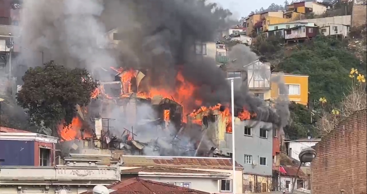 Incendio de vivienda en Valparaíso