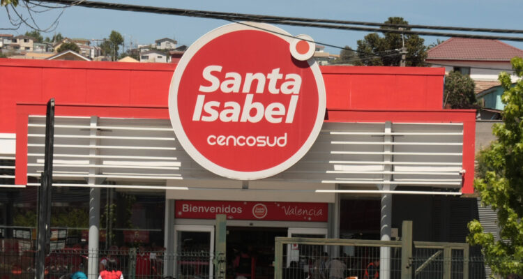 Cencosud deberá pagar más de $13 millones a cliente que se cayó ingresando a Santa Isabel en Santiago