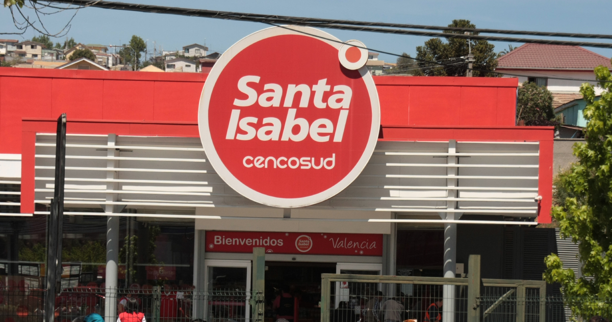 Cencosud deberá pagar más de $13 millones a cliente que se cayó ingresando a Santa Isabel en Santiago