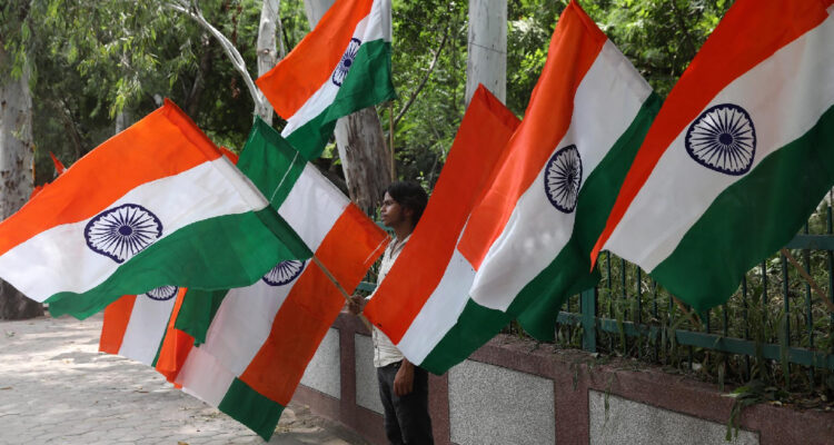 un vendedor de banderas de la india