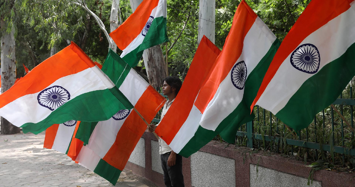 un vendedor de banderas de la india