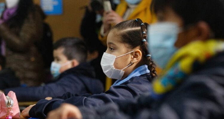 Ante el aumento y brote de enfermedades respiratorias como Influenza tipo A, cuándo empiezan las vacaciones de invierno 2024 según tu región en Chile.