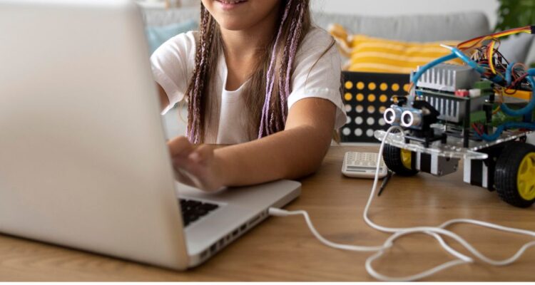 5 consejos para padres y educar a sus hijos en Inteligencia Artificial (IA) que son claves para una sana convivencia digital y evitar deepafakes.