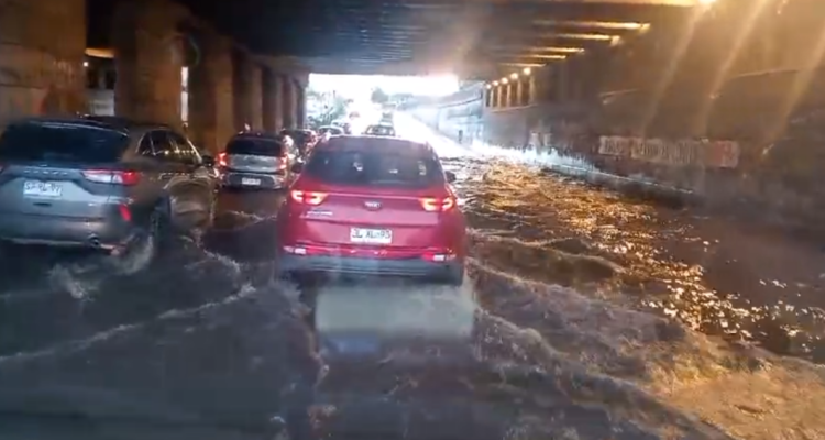 Inundación de paso bajo nivel provoca congestión vehicular en Concepción y San Pedro de la Paz