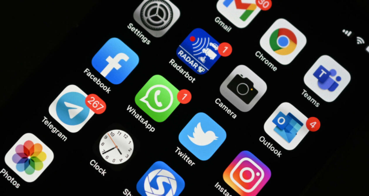 La nueva actualización de iOS parece incluir un error que está causando que refloten fotografías íntimas que creían eliminadas.