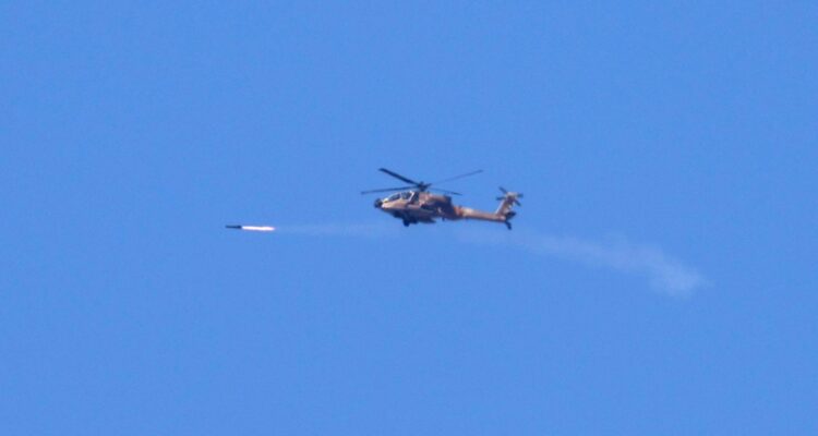 Un helicóptero Apache israelí sobrevuela la Franja de Gaza