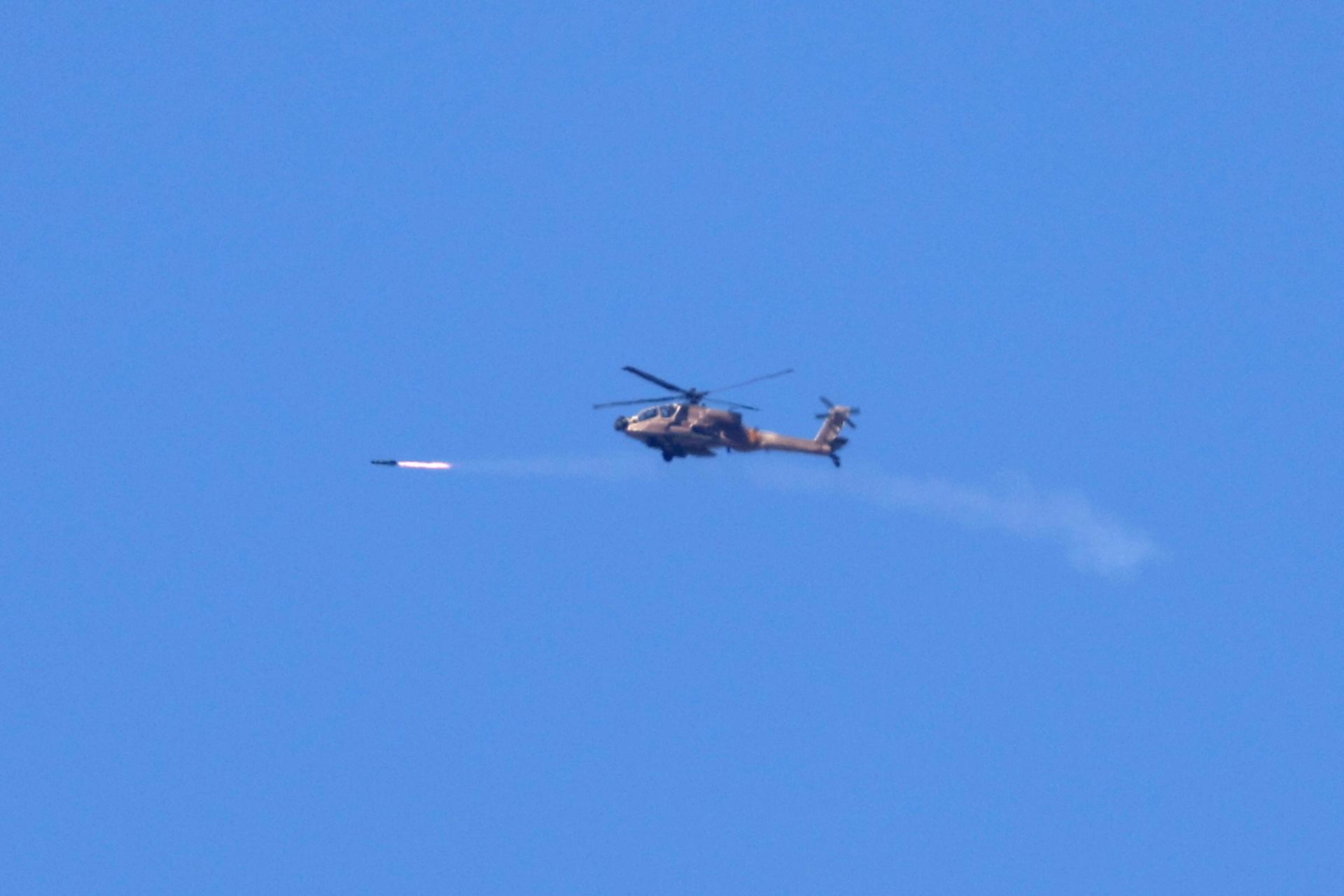 Un helicóptero Apache israelí sobrevuela la Franja de Gaza