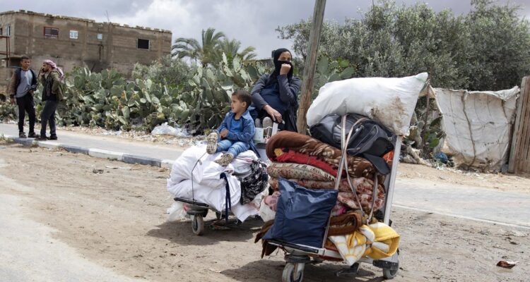 Civiles evacuando Rafah, en el sur de la Franja de Gaza