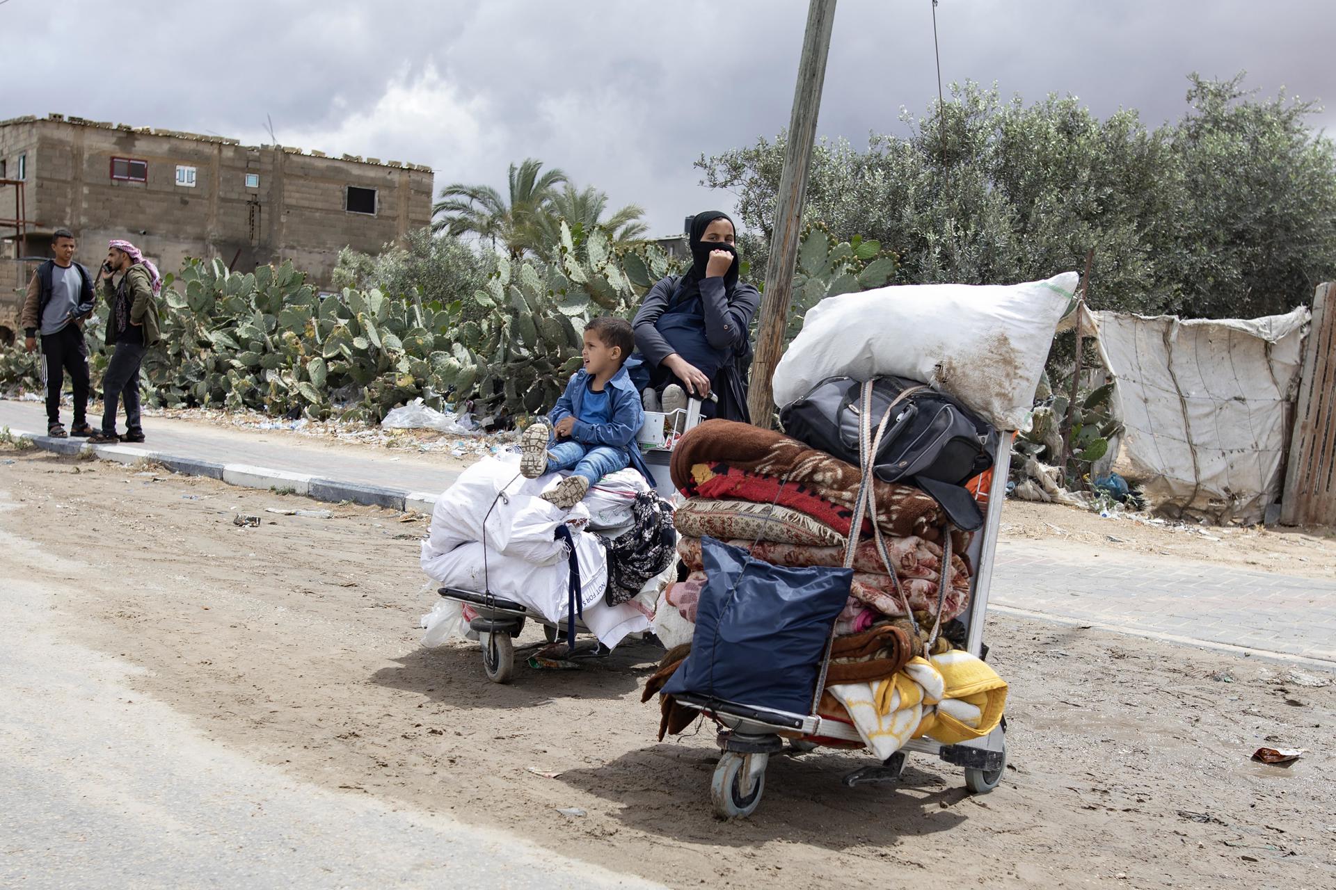 Civiles evacuando Rafah, en el sur de la Franja de Gaza