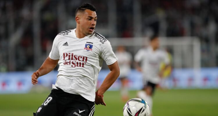 Iván Morales jugando por Colo Colo.
