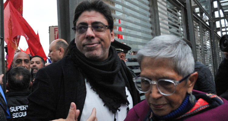 Caótica llegada de Jadue a formalización por corrupción termina con alcalde con su chaqueta rota