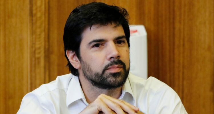Diputado Joaquín Lavín es víctima de la delincuencia: le robaron mochila con computador personal