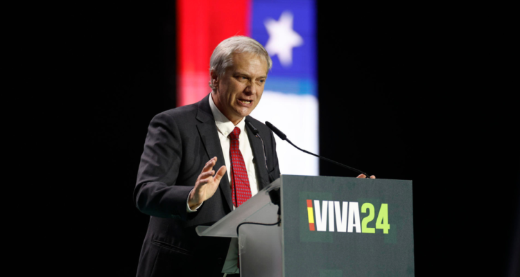 Kast califica a Boric como un travesti político en acto de VOX en Madrid