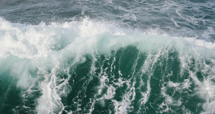 Experto advierte que los tsunamis de lagos son “un peligro emergente” debido al cambio climático