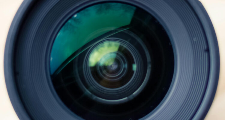 Físicos crean el lente más delgado del mundo: es plano y tiene solo 3 átomos de espesor