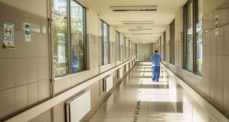 Contraloría investigará 11 hospitales tras escándalo por eliminación masiva de listas de espera