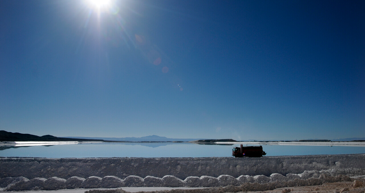 litio acumulado en el salar de atacama, propiedad de sqm