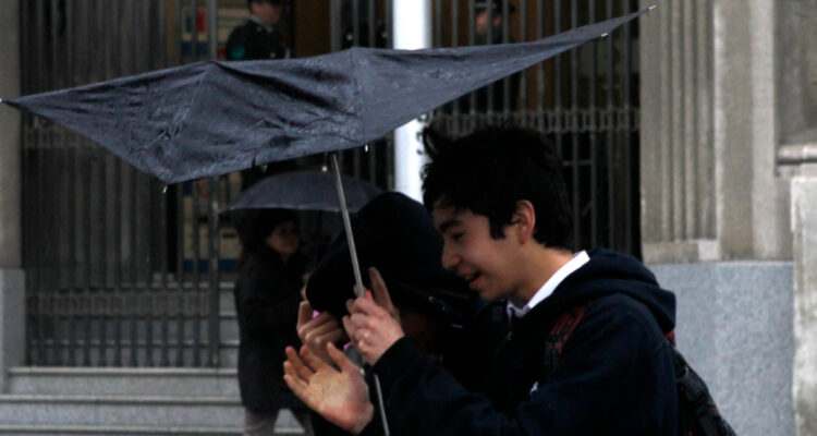 Quilicura y La Florida suspenden clases en establecimientos municipales para este jueves por lluvias