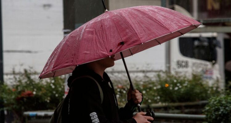 Río atmosférico dejará lluvias en Santiago ¿Cuánta agua caería y hasta cuándo?