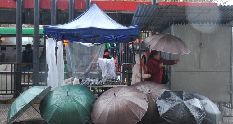 Vuelven los anegamientos, problemas de tránsito y cortes de luz por intensas lluvias en Santiago
