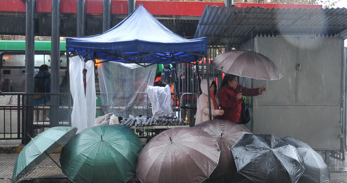 Vuelven los anegamientos, problemas de tránsito y cortes de luz por intensas lluvias en Santiago