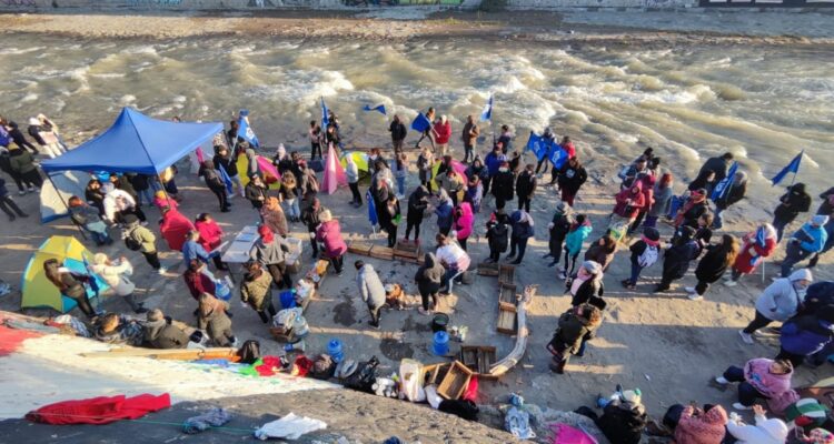 Pobladores de Lo Hermida instalan campamento en orilla del Mapocho para exigir solución habitacional