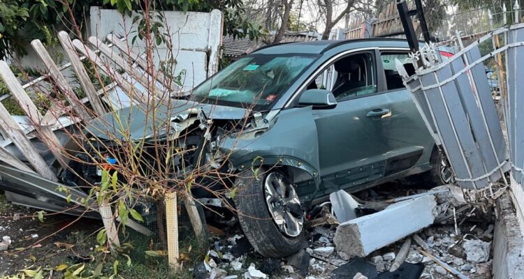 Chofer de app destruye rejas de dos viviendas en Maipú: asegura que era víctima de asalto