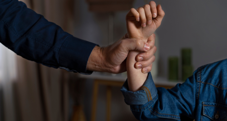 Gracias a 44 tarjetas de memoria encontradas en 2021, se reveló que 39 niños con necesidades especiales, fueron abusados y maltratados por el personal de una escuela en Londres.