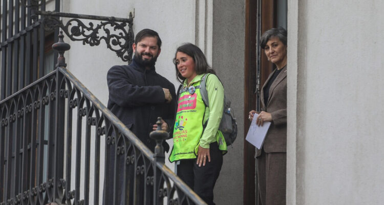 Mamá de Tomás Ross llegó a La Moneda: “Aquí no hay ningún color político”