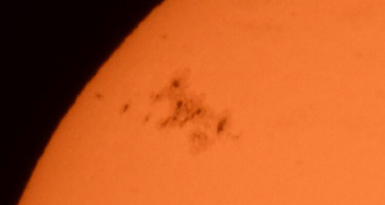 Astrofotógrafo captó una enorme mancha solar “extrema” desde Santiago: equivale a 15 Tierras juntas