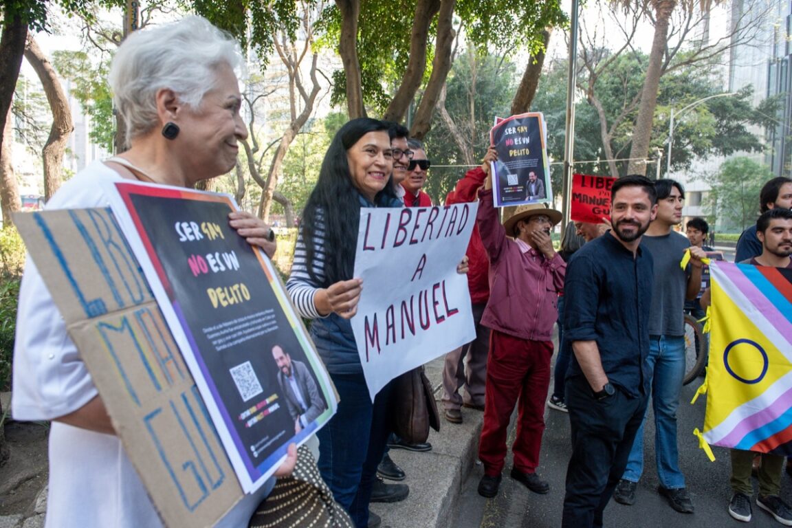 Manifestación frente a la embajada británica en México