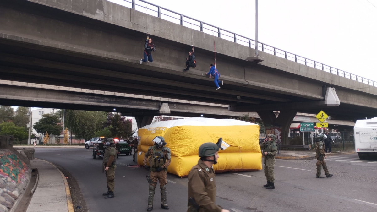 Rescatan de urgencia a manifestantes que se colgaron de paso sobre nivel en Peñalolén