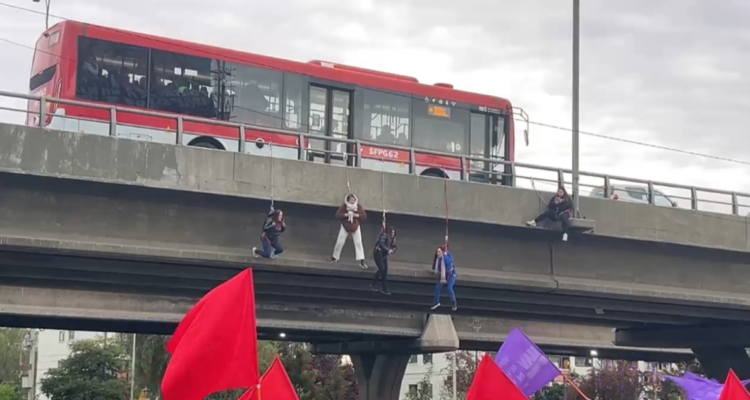 Manifestantes se cuelgan de paso sobre nivel en la capital por plan regulador de Peñalolén