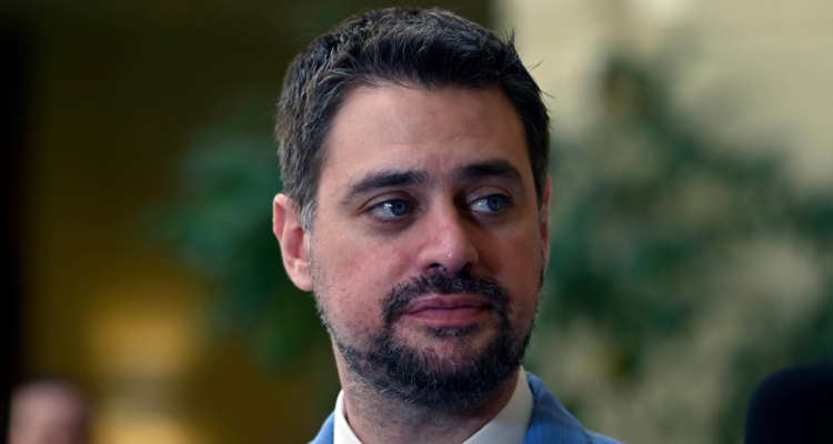 manouchehri 75 años arresto domiciliario