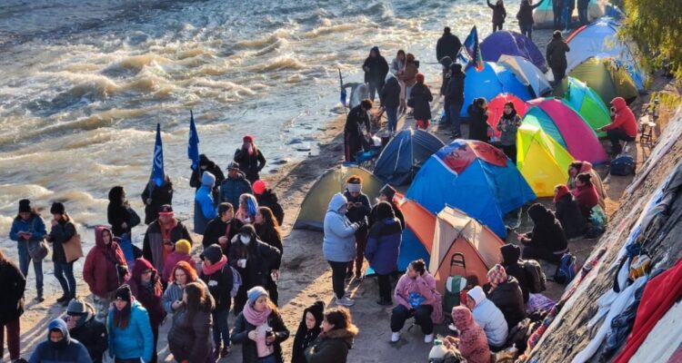 Pobladores de Lo Hermida instalan campamento en orilla del Mapocho para exigir solución habitacional