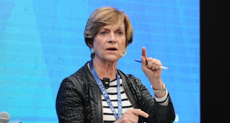 “Son 11 mil millones de dólares”: Matthei critica condonación del CAE y pide usar dinero en seguridad