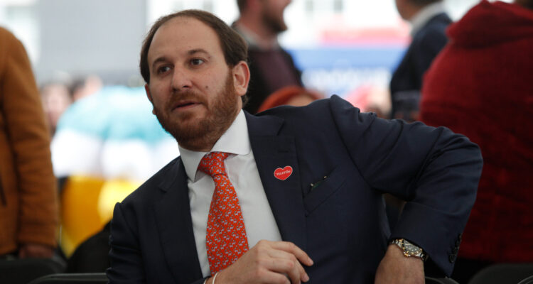 Max Luksic presenta su renuncia ante directorio de Canal 13 para emprender “fuera del mundo privado”