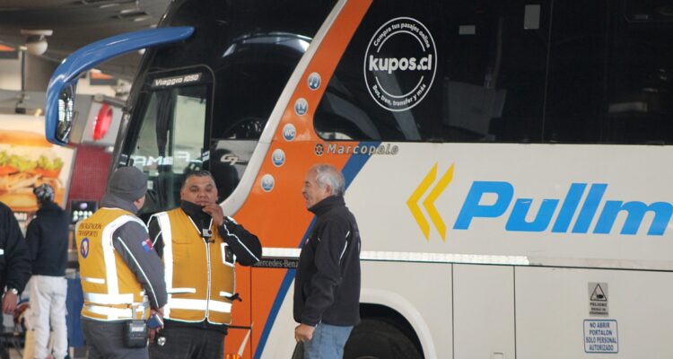 411 mil autos saldrían de Santiago por interferiado del 21 de mayo: no habrá “Peaje a Luca” ni 3×1