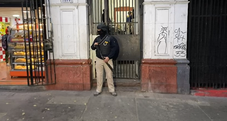 Megaoperativo PDI en el centro de Santiago: dos detenidos y nueve extranjeros irregulares conducidos