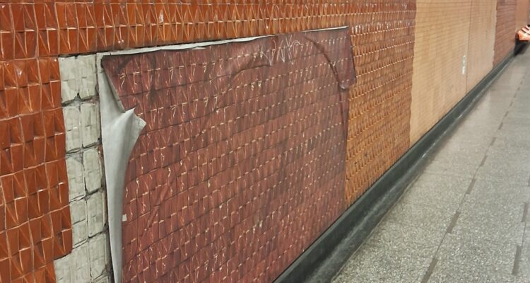 Viralizan arreglo “chasquilla” en baldosas patrimoniales del Metro: un sticker