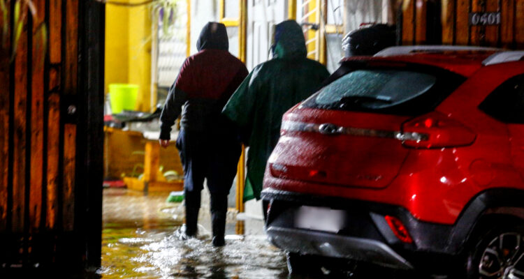 Mineduc informa establecimientos con clases suspendidas por lluvias en la RM, Valparaíso y O’Higgins