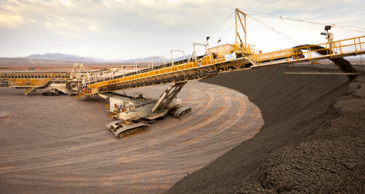 Minera El Abra avanza en plan de descarbonización y certifica uso de energía eléctrica 100% renovable