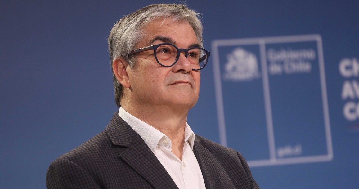 imagen del ministro de hacienda, mario marcel, sin corbata
