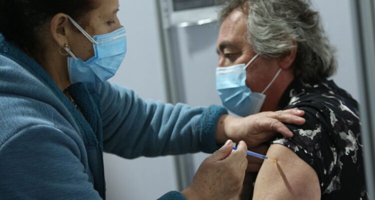 Ante aumento de casos: Minsal autoriza la compra de 1 millón 800 mil dosis de vacunas contra influenza