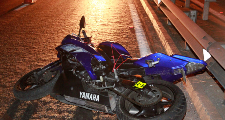 Motociclista muerte tras impactar contra barrera de contención en la Costanera Norte