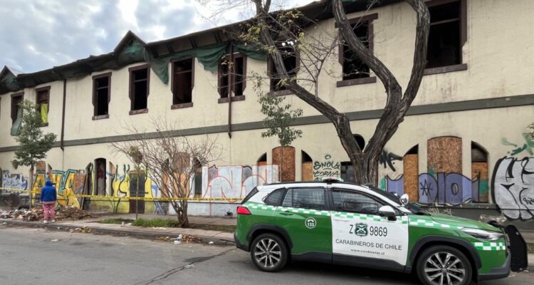 Investigan muerte de un adulto mayor al interior de vivienda abandonada en Santiago