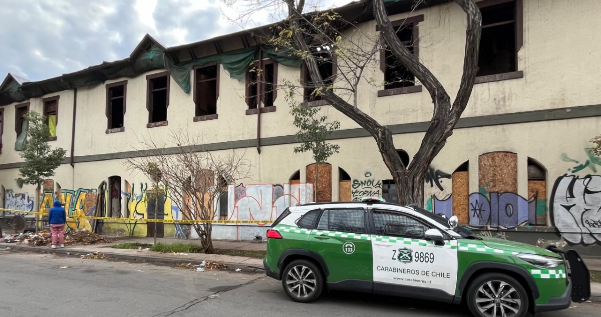 Investigan muerte de un adulto mayor al interior de vivienda abandonada en Santiago