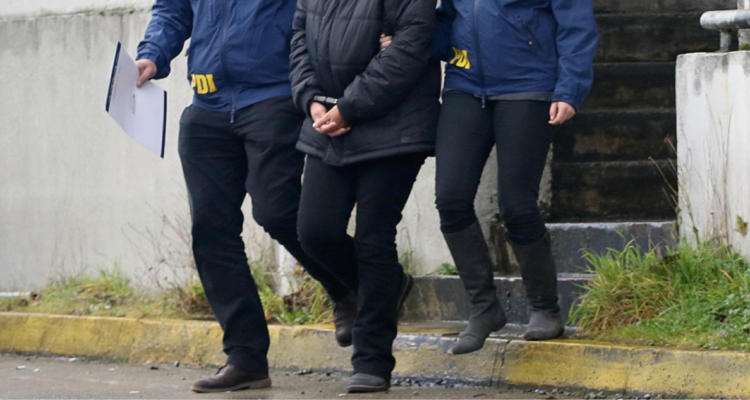 mujer detenida violación pareja hija