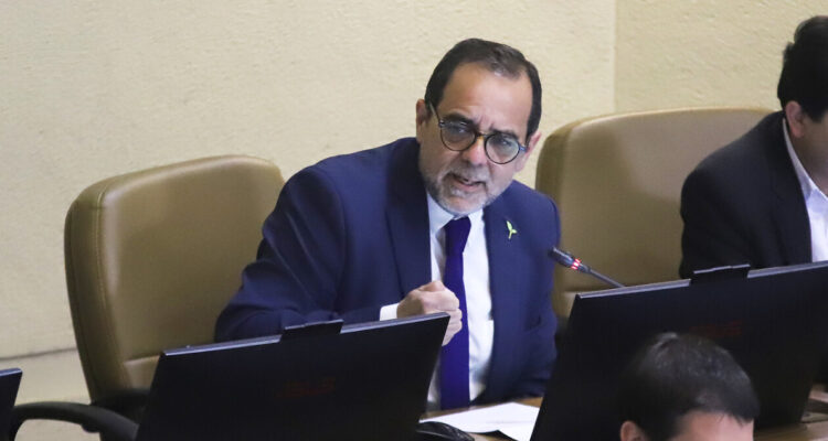 Diputado Mulet critica condonación al CAE: “Compite con otras deudas que tiene la sociedad”