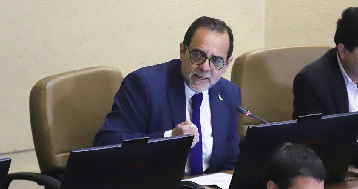 Diputado Mulet critica condonación al CAE: “Compite con otras deudas que tiene la sociedad”